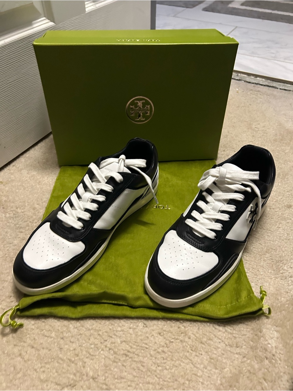 TORY BURCH CLOVER COURT Nappa leather shoes in white and black.